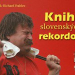 Na obálke knihy je fotografia košičana Juraja Barbariča, 5-násobného majstra sveta v silových rekordoch.