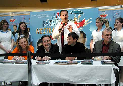 Autogramiáda k filmu Jak básníci nestrácajú nádej. Polus Bratislava (29.4.2004).