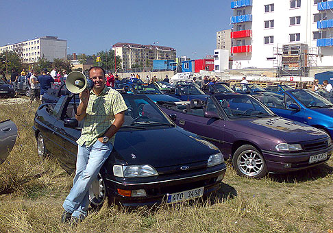 Najvačší zraz kabrioletov na Slovensku Cabrio Dotz Party 2007 na Kamennom mlyne. 119 kabrioletov sa vydalo na spanilú jazdu pred DK Dúbravka. 18.8.2007. Zrazu sa zúčastnilo 130 kabrioletov.
