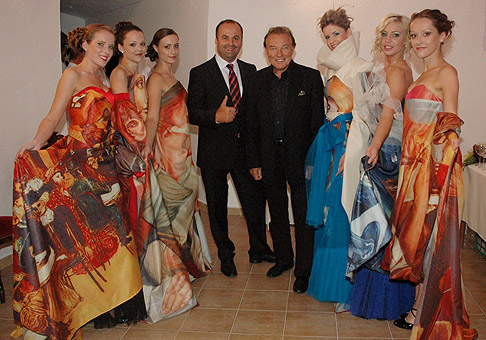 S Karlom Gottom a modelkami, ktoré predviedli šaty s motívmi obrazov Karla Gotta. 4.7.2011, Bojnice.