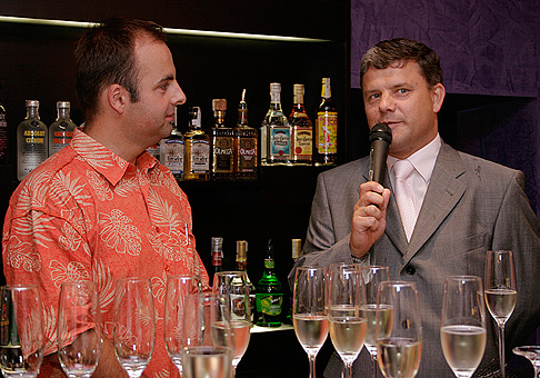 Primátor Nitry Ferdinand Vitek otvoril nový štýlový koktail bar v Nitre.
