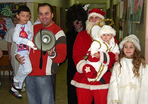 So spoločnosťou Microwell a Mikulášom na návšteve v Šalianskej nemocnici na detskom oddelení 6.12.2005.