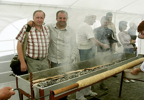 V rámci Trdlofestu vytvorili Skalickí kuchári nový Slovenský rekord v pečení Trdelníka. Jeho dĺžka je 154.5cm.