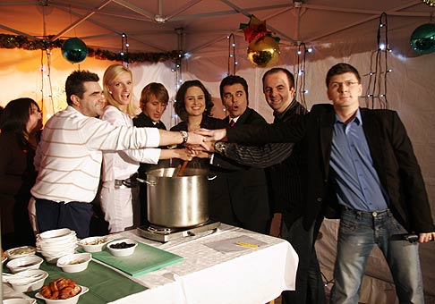 Vincenzo, Adela Banášová, Sajfa, Petra Polnišová, Roman Pomajbo a Andrej Bičan na akcii Úsmev ako dar v PKO Bratislava. 13.12.2008.