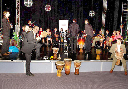 Union Poisťovňa pripravila v divadle Meteorit pre svojich maklérov vianočný večierok v ktorom sa viacerí zúčastnili školy bubnovania :-) 10.12. 2010 Bratislava.