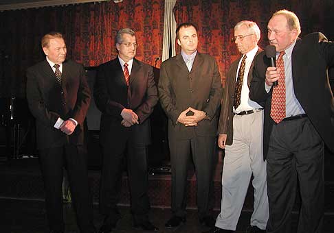 Narodeniny Vinca Lukáča sa zúčastnili okrem prezidenta aj najlepší československí hokejoví tréneri. Luděk Bukač a Stanislav Neveselý (s mikrofónom).