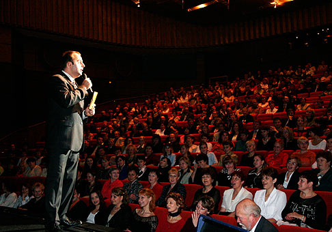Toto je vzorka najlepšieho publika, aké som doposial mal. Deň Nitrazdroj. 6.11.2005, Divadlo Andreja Bagara Nitra.